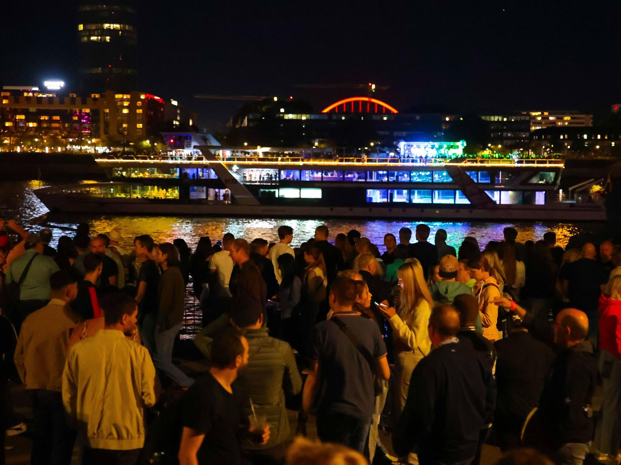 Schiffe kommen bei den Kölner Lichtern in der Altstadt an.