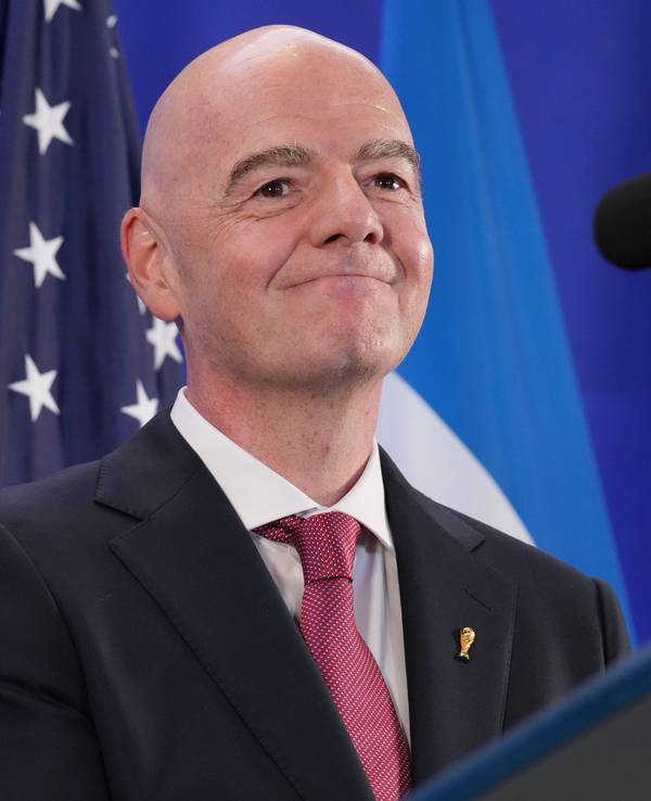 Bei einem öffentlichen Auftritt steht Gianni Infantino auf der Bühne.