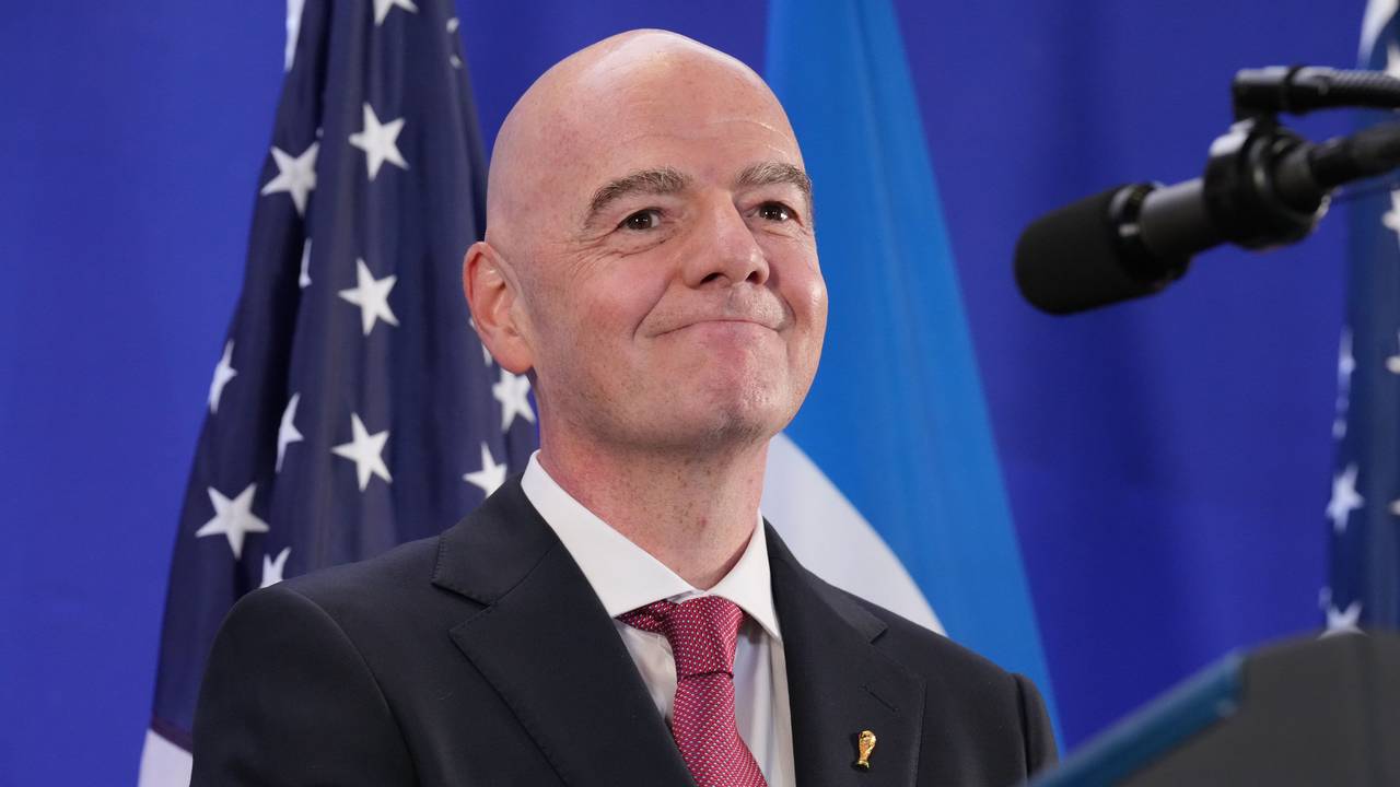 Bei einem öffentlichen Auftritt steht Gianni Infantino auf der Bühne.