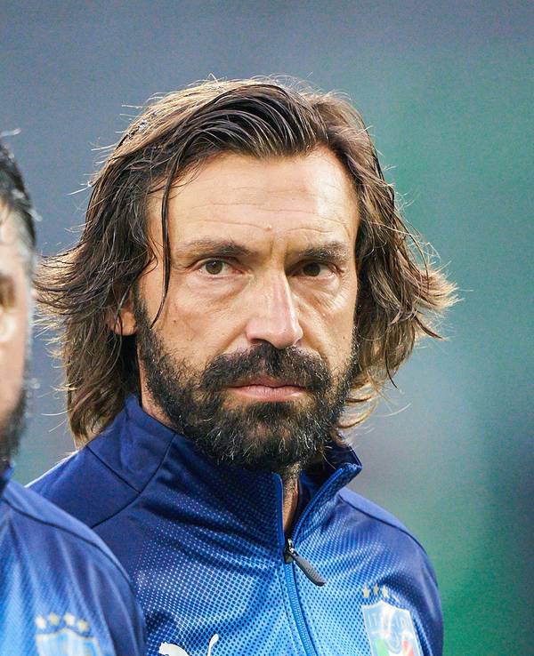 Andrea Pirlo und Gennaro Gattuso mit finsterem Blick votr einem Legendenspiel.