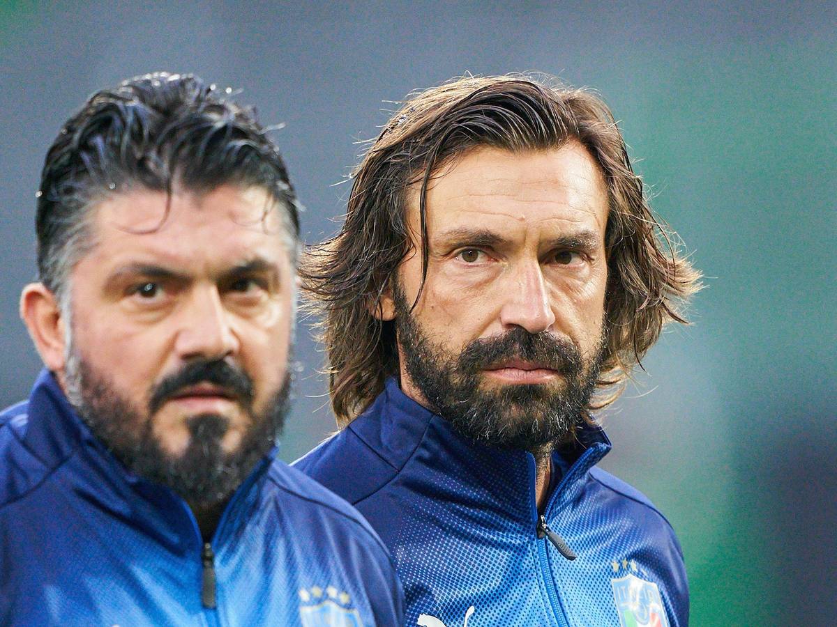 Andrea Pirlo und Gennaro Gattuso mit finsterem Blick votr einem Legendenspiel.