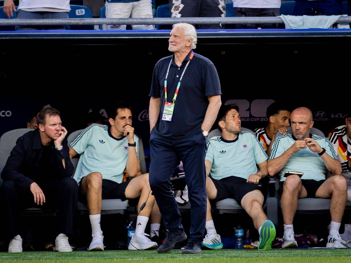 Rudi Völler geht vor der Trainerbank, auf der Julian Nagelsmann enttäuscht sitzt.