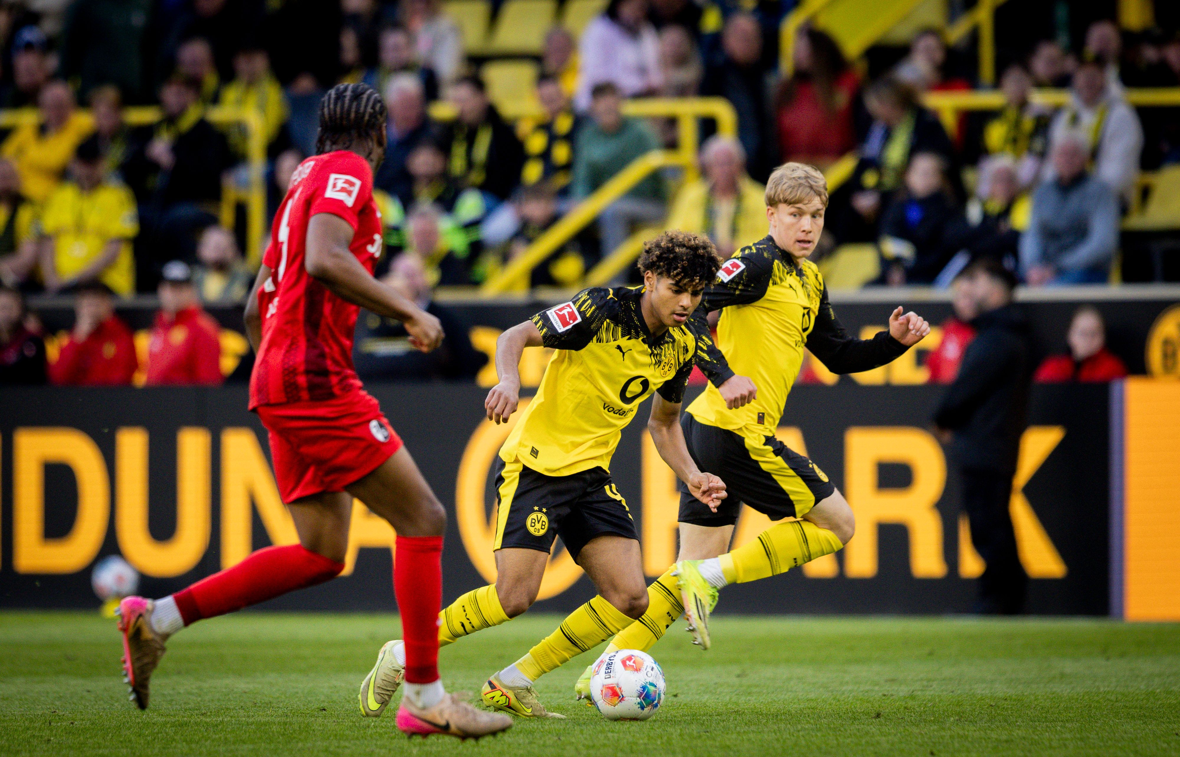 Mathis Albert im Einsatz für den BVB gegen Freiburg.
