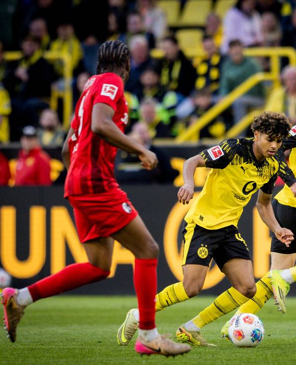 Mathis Albert im Einsatz für den BVB gegen Freiburg.