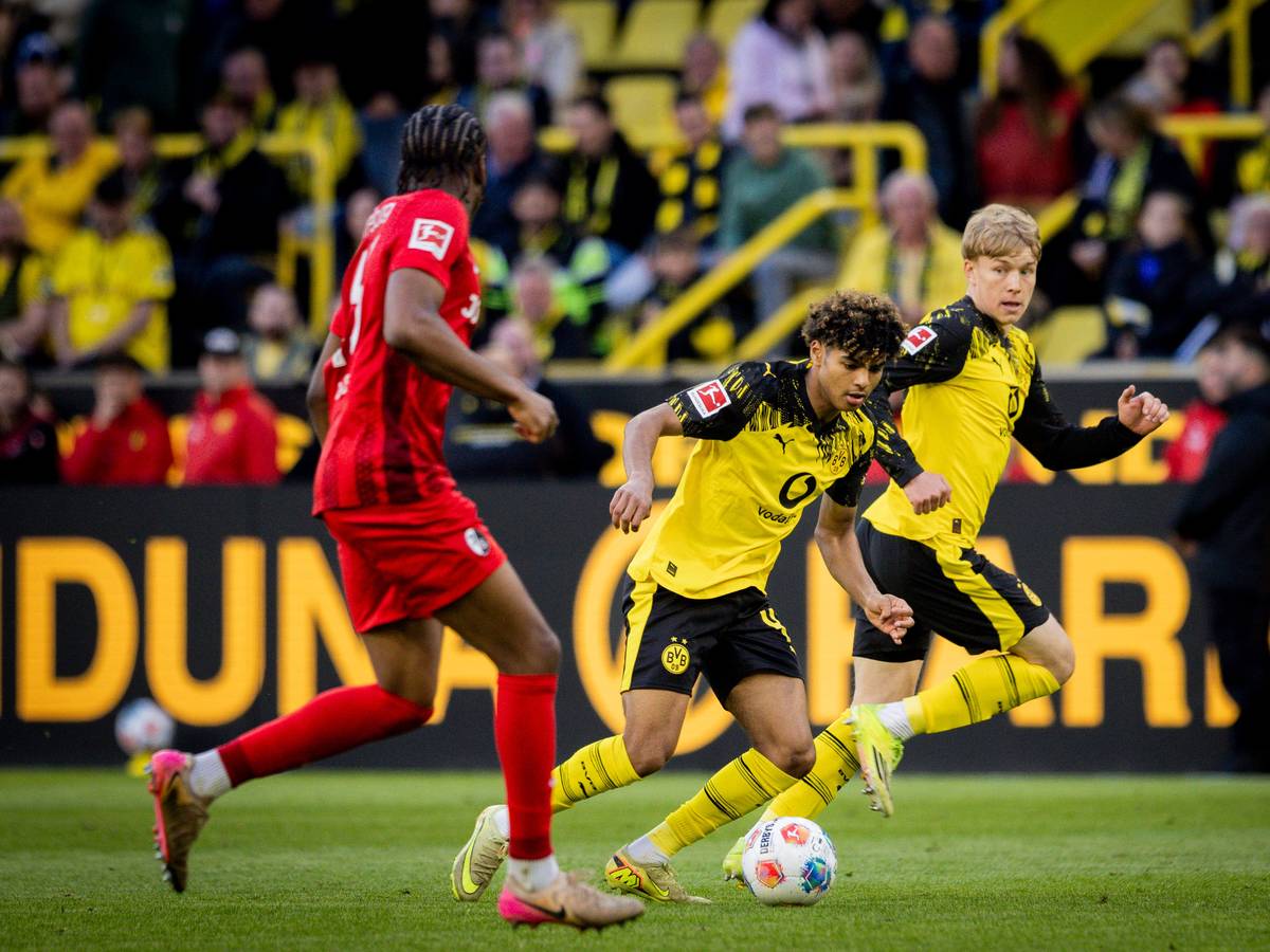 Mathis Albert im Einsatz für den BVB gegen Freiburg.