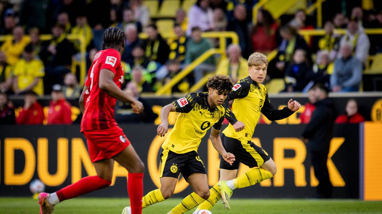 Mathis Albert im Einsatz für den BVB gegen Freiburg.