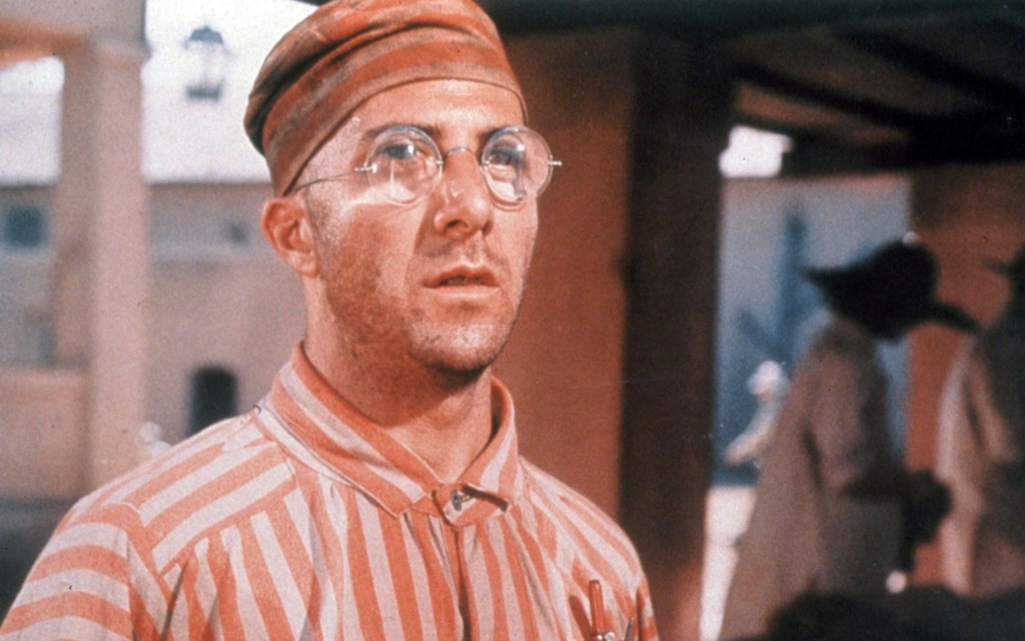 Louis Dega (Dustin Hoffman) träumt von der Freiheit. (Bild: MRD / ARD Degeto)