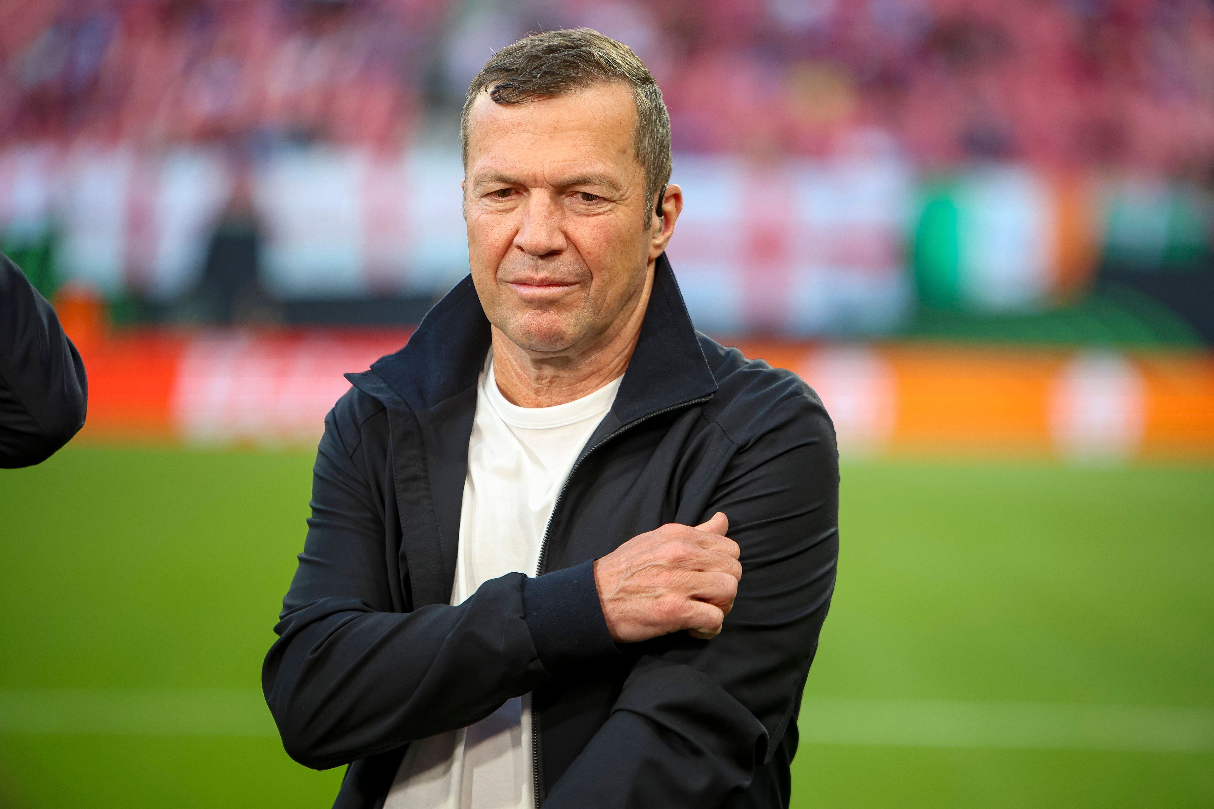 Lothar Matthäus steht als TV-Experte im Stadion.