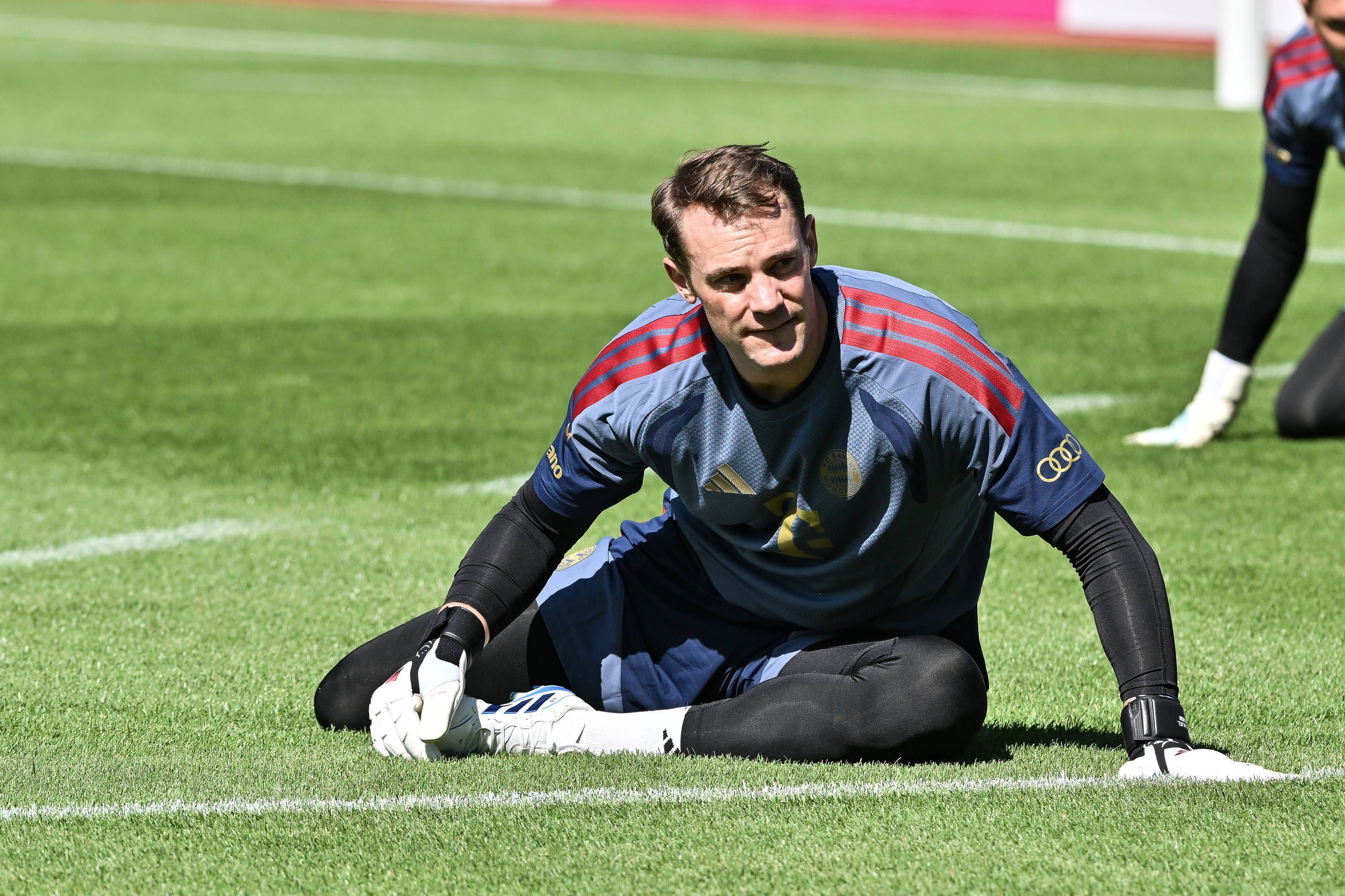 Manuel Neuer dehnt sich beim Training.