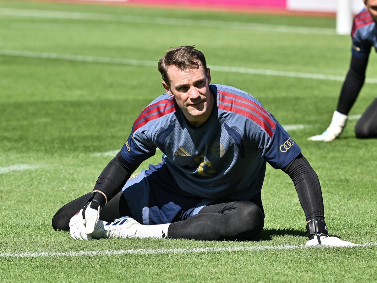 Manuel Neuer dehnt sich beim Training.