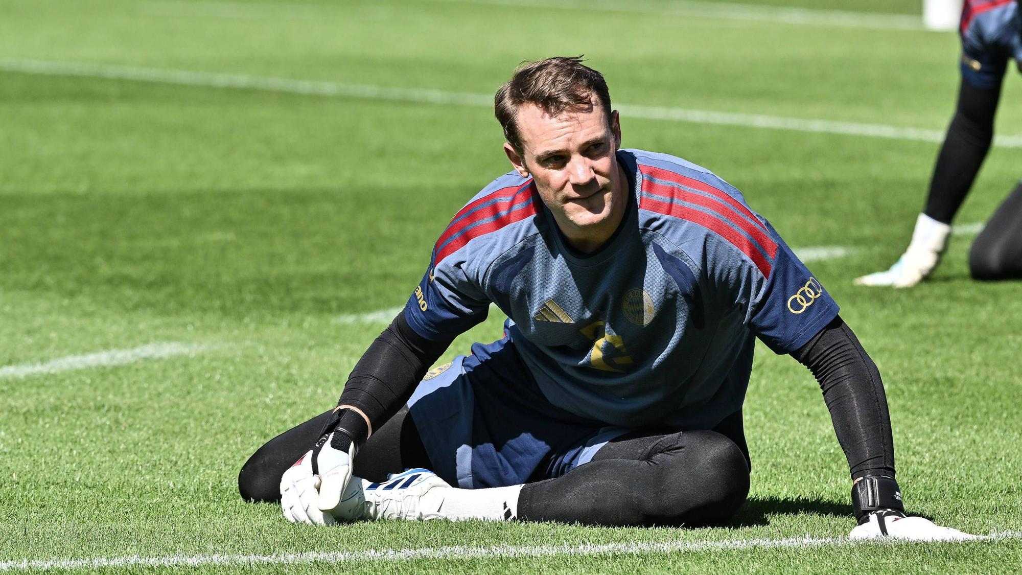 Manuel Neuer dehnt sich beim Training.