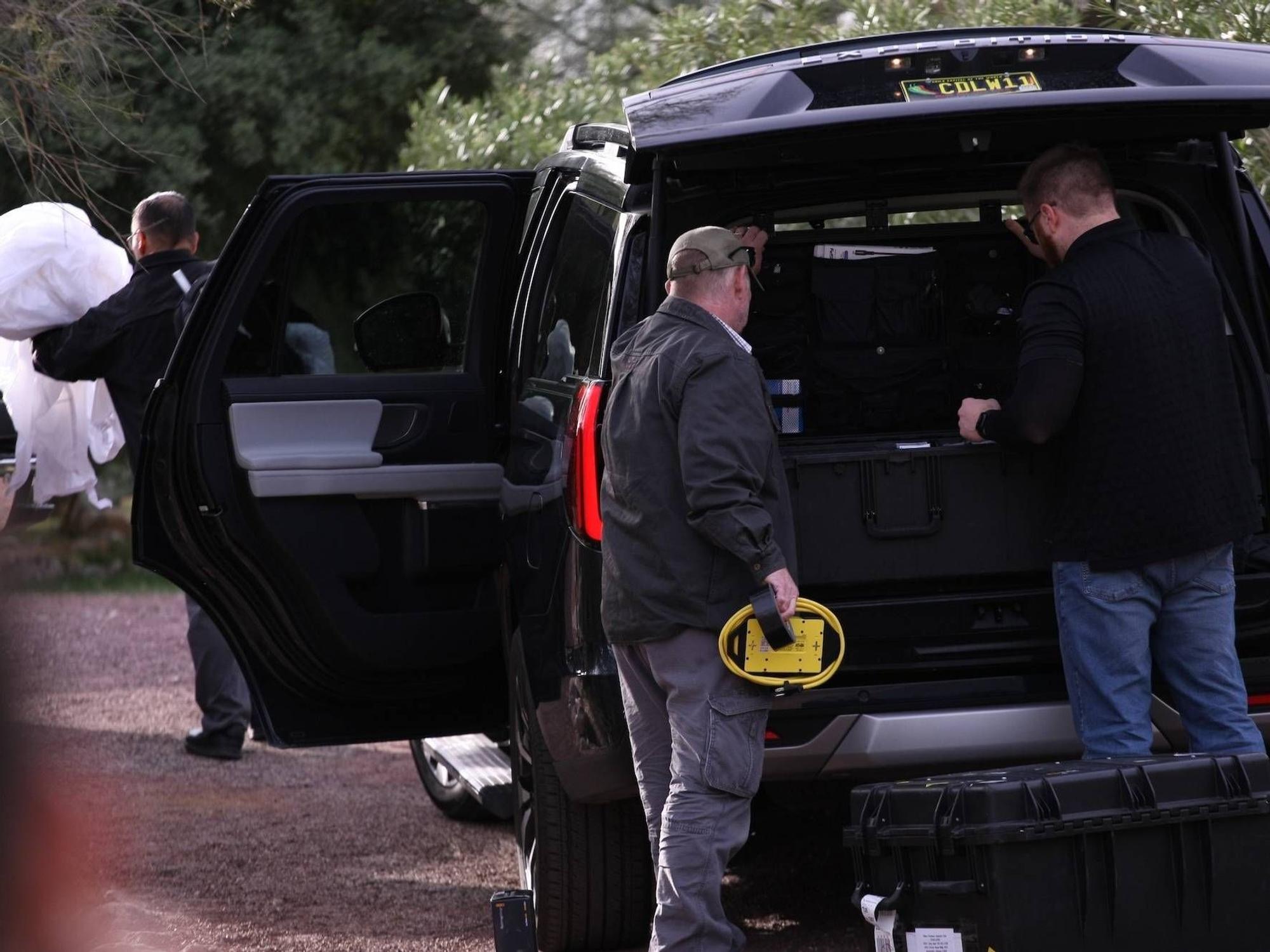 Einsatzkräfte und Ermittler arbeiten am 12. Februar 2026 am Wohnhaus der vermissten Nancy Guthrie in Tucson, Arizona.