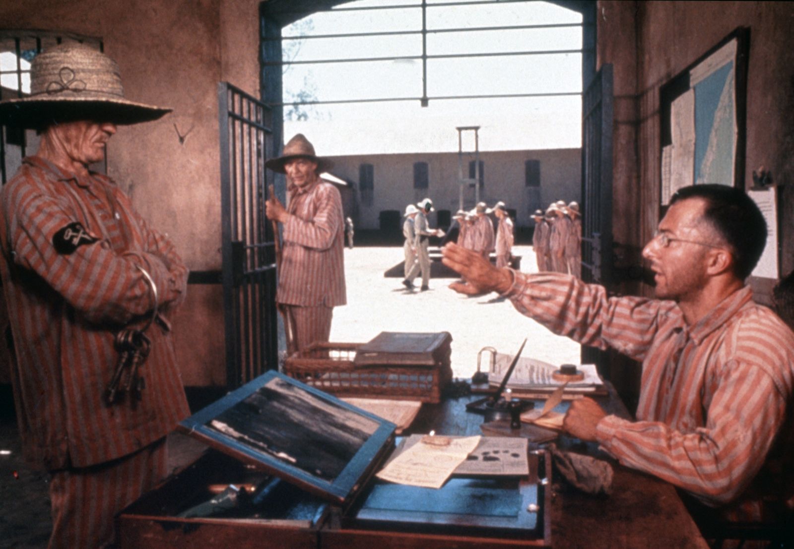Der verurteilte Betrüger Louis Dega (Dustin Hoffman, rechts) hat sich mit den Haftbedingungen in der Strafkolonie arrangiert. (Bild: MRD / ARD Degeto)