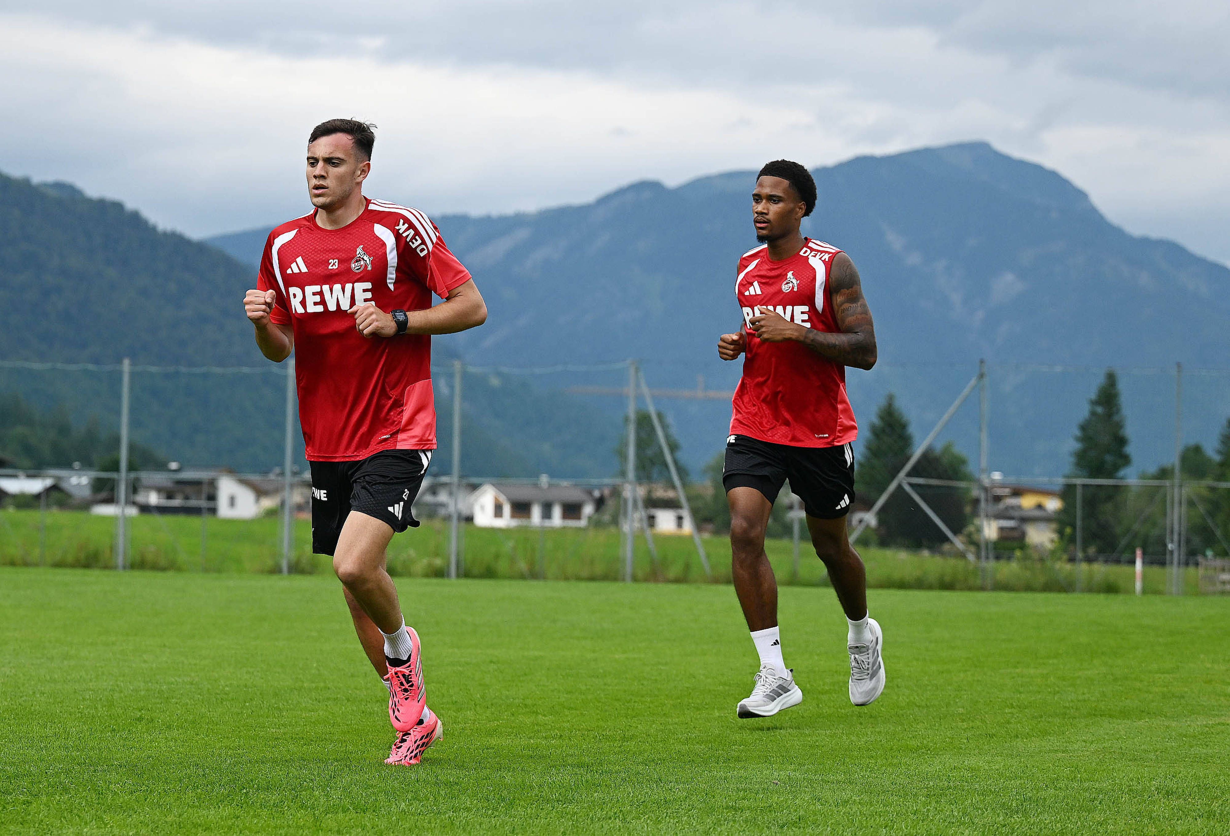 Kölns Neuzugang Paul Okon-Engstler und Nachwuchsspieler David Fürst.