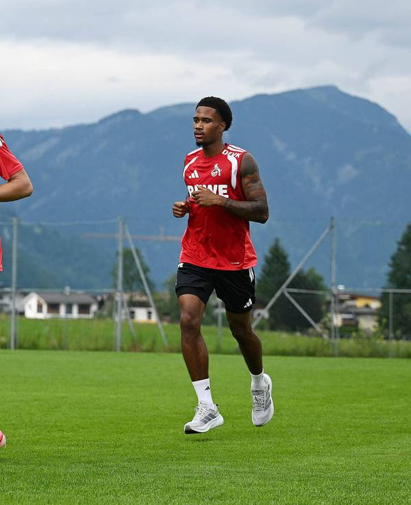 Kölns Neuzugang Paul Okon-Engstler und Nachwuchsspieler David Fürst.