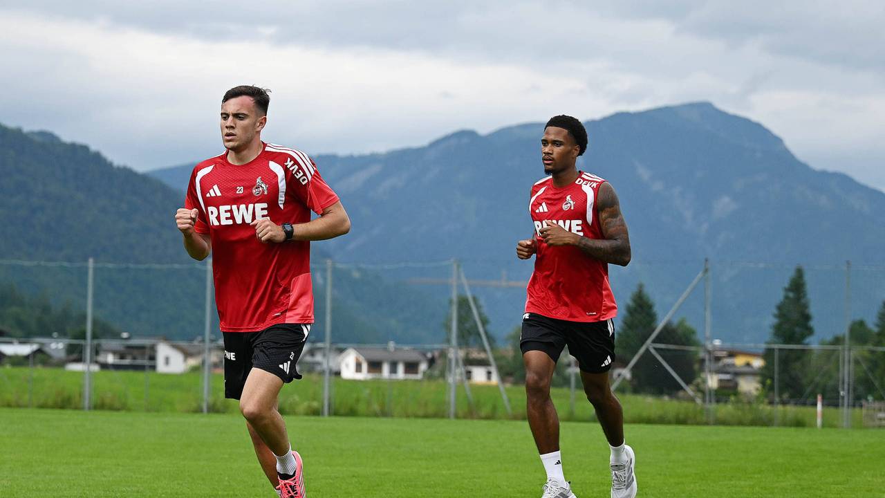 Kölns Neuzugang Paul Okon-Engstler und Nachwuchsspieler David Fürst.