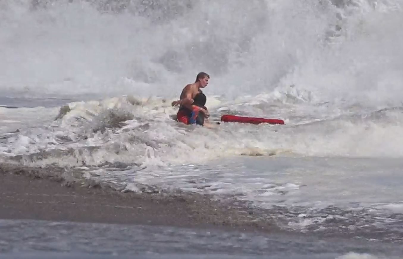Rettungsschwimmer rettet Kind an einem kalifornischen Strand.