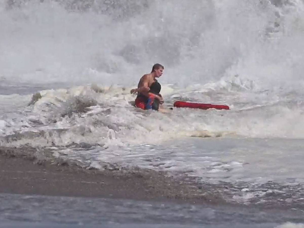 Rettungsschwimmer rettet Kind an einem kalifornischen Strand.