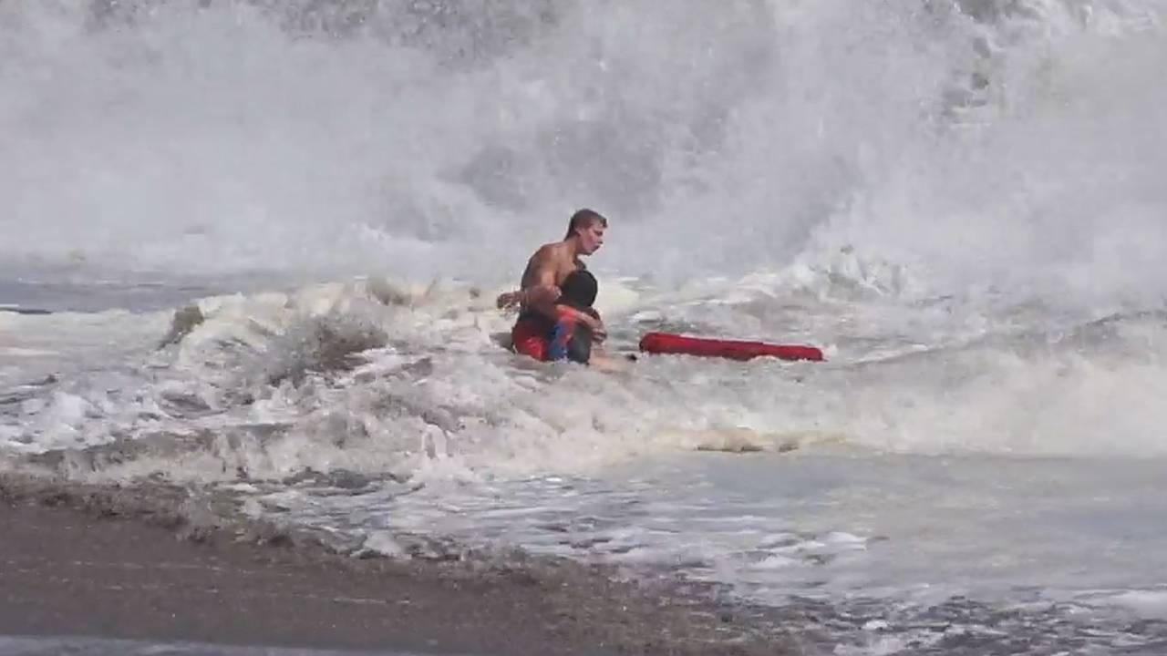 Rettungsschwimmer rettet Kind an einem kalifornischen Strand.