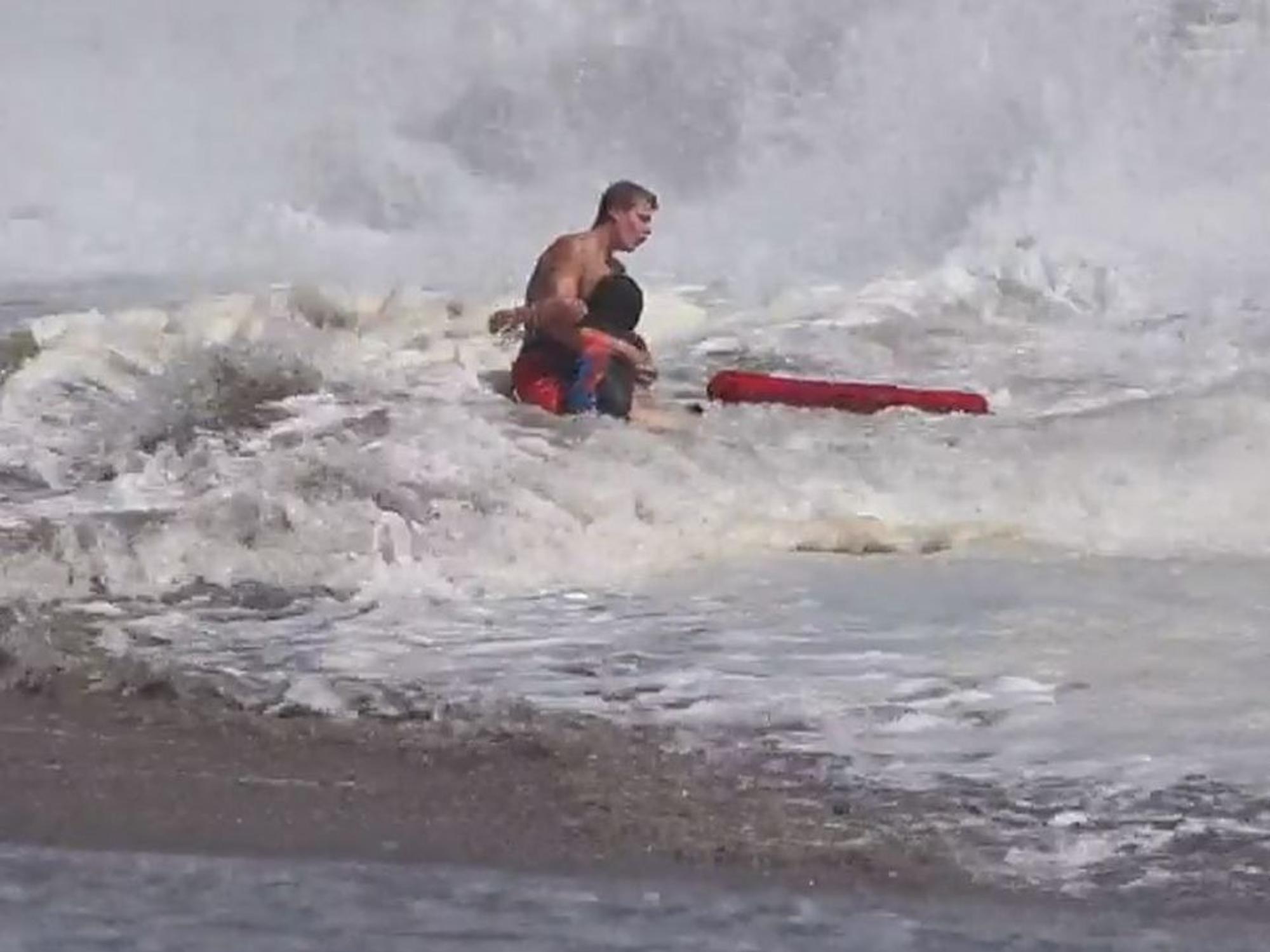 Rettungsschwimmer rettet Kind an einem kalifornischen Strand.