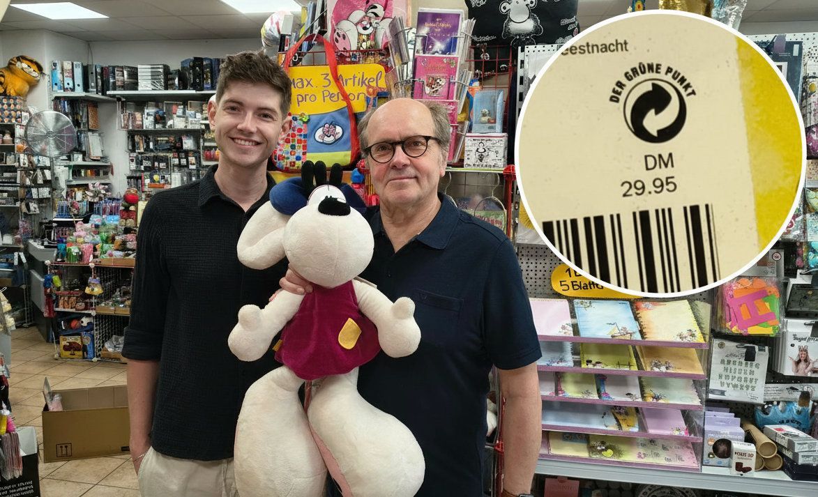 Klaus Vogt (75) mit seinem Sohn Jonas (27), der inzwischen das Geschäft in Sülz führt. Für Diddl-Fans gibt es dort Schätzchen aus den 90er- und 2000er-Jahren – ausgezeichnet noch mit D-Mark-Preisen.