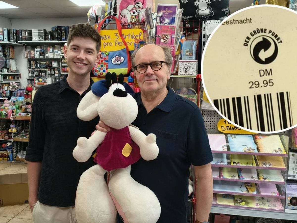 Klaus Vogt (75) mit seinem Sohn Jonas (27), der inzwischen das Geschäft in Sülz führt. Für Diddl-Fans gibt es dort Schätzchen aus den 90er- und 2000er-Jahren – ausgezeichnet noch mit D-Mark-Preisen.