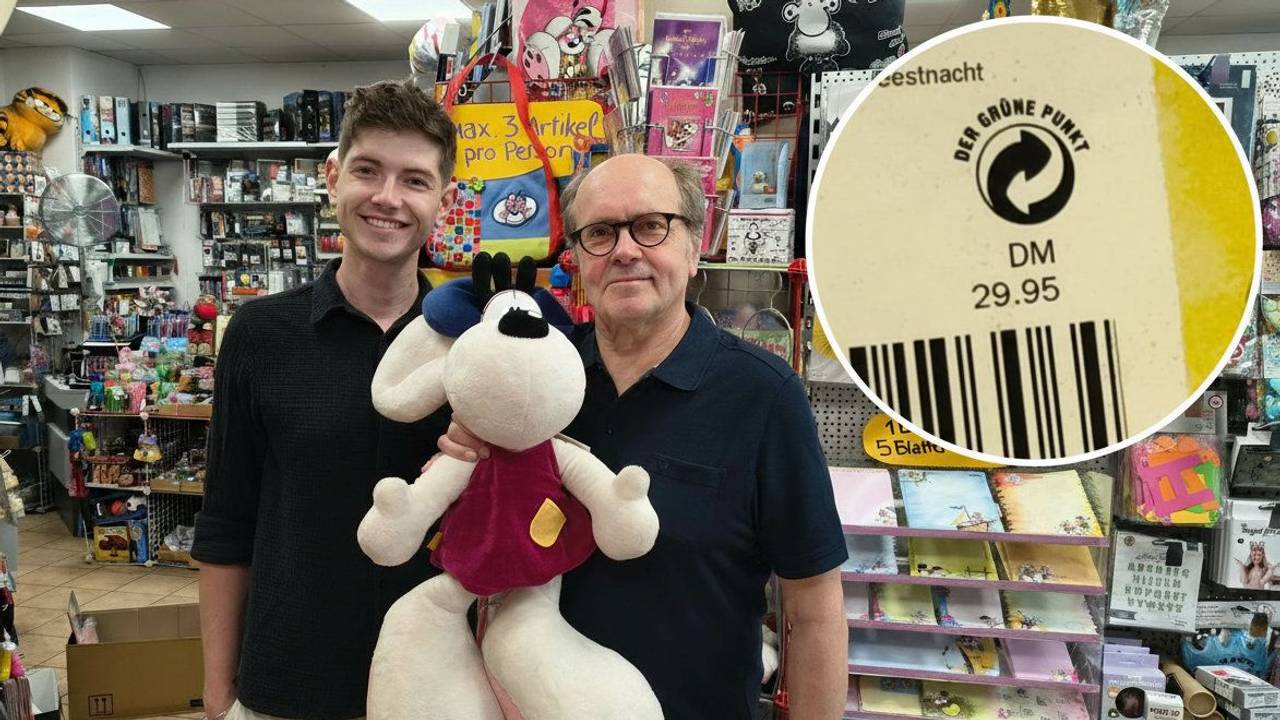 Klaus Vogt (75) mit seinem Sohn Jonas (27), der inzwischen das Geschäft in Sülz führt. Für Diddl-Fans gibt es dort Schätzchen aus den 90er- und 2000er-Jahren – ausgezeichnet noch mit D-Mark-Preisen.