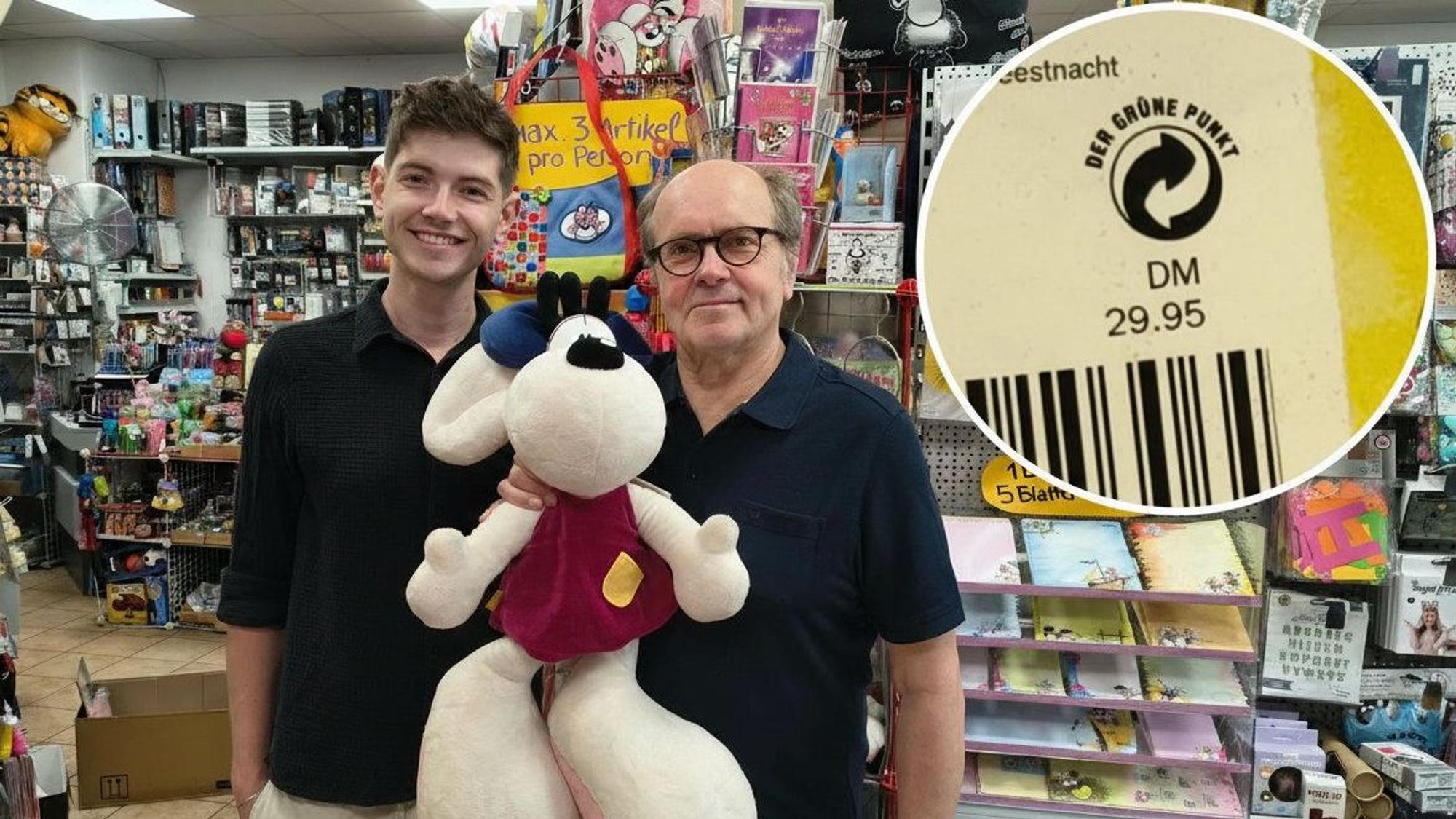 Klaus Vogt (75) mit seinem Sohn Jonas (27), der inzwischen das Geschäft in Sülz führt. Für Diddl-Fans gibt es dort Schätzchen aus den 90er- und 2000er-Jahren – ausgezeichnet noch mit D-Mark-Preisen.