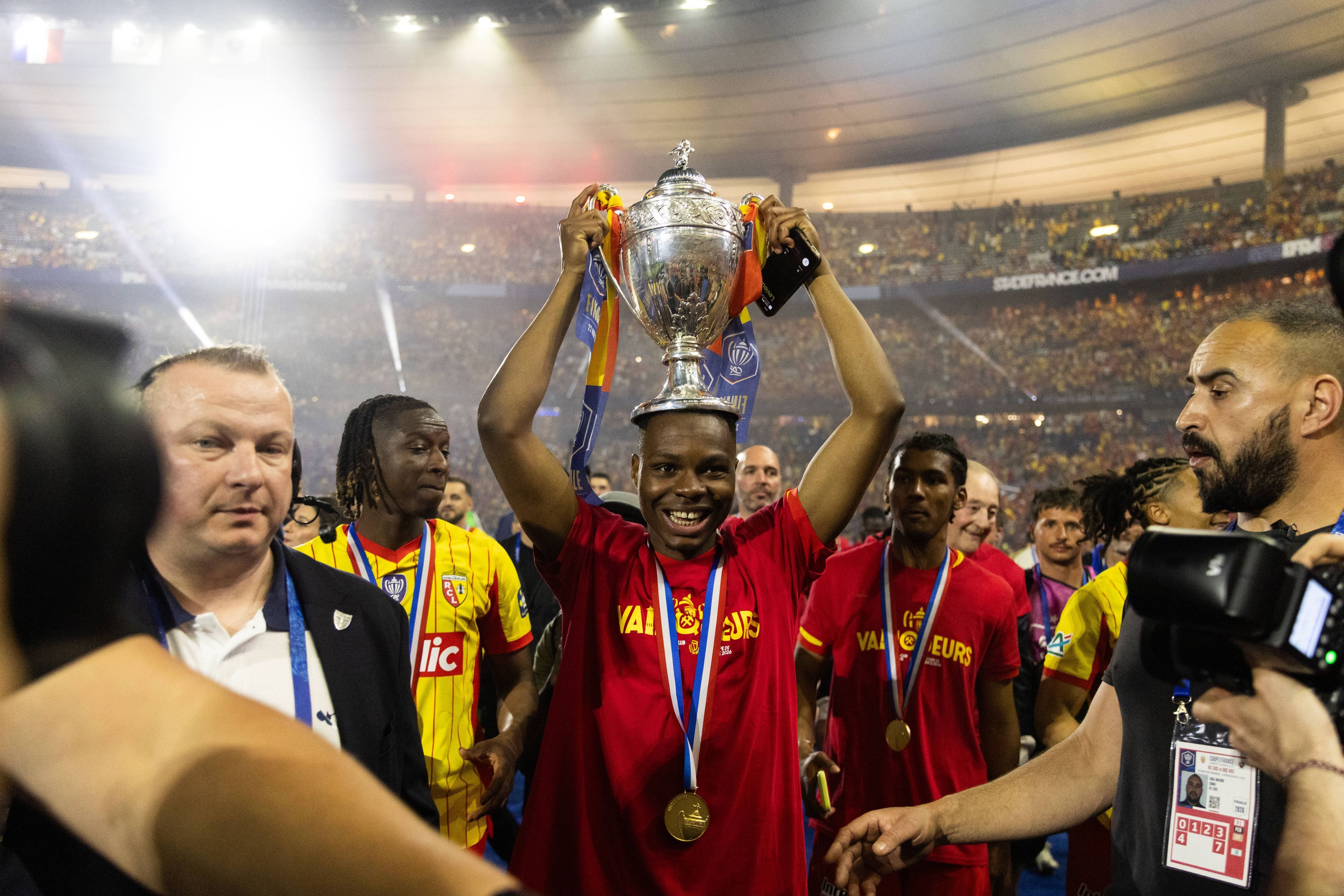 Mamadou Sangaré stemmt den Pokal in die Höhe.