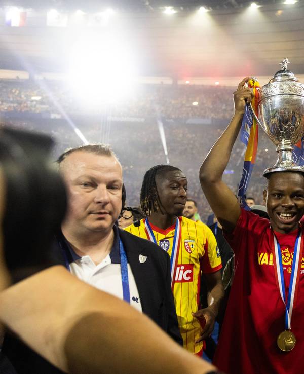 Mamadou Sangaré stemmt den Pokal in die Höhe.