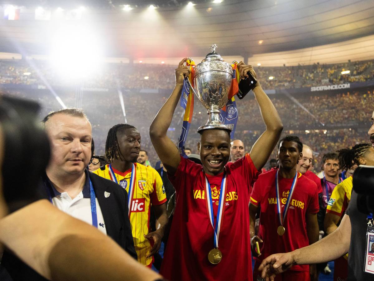 Mamadou Sangaré stemmt den Pokal in die Höhe.