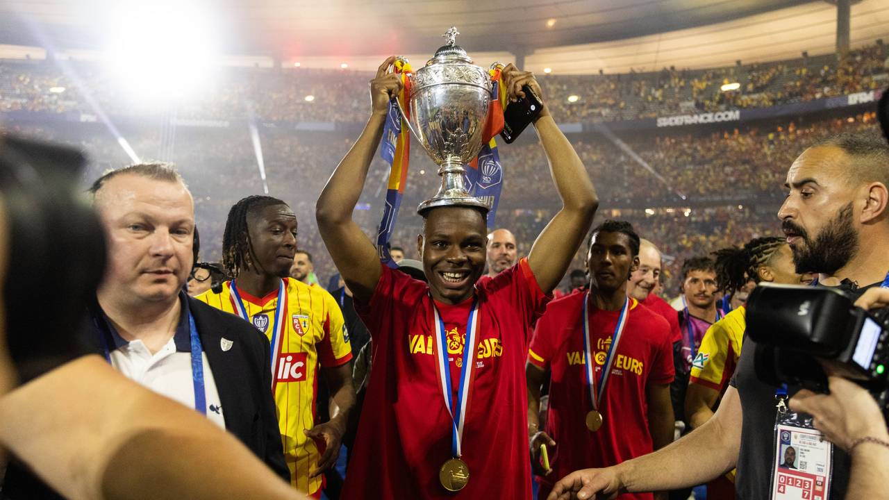 Mamadou Sangaré stemmt den Pokal in die Höhe.