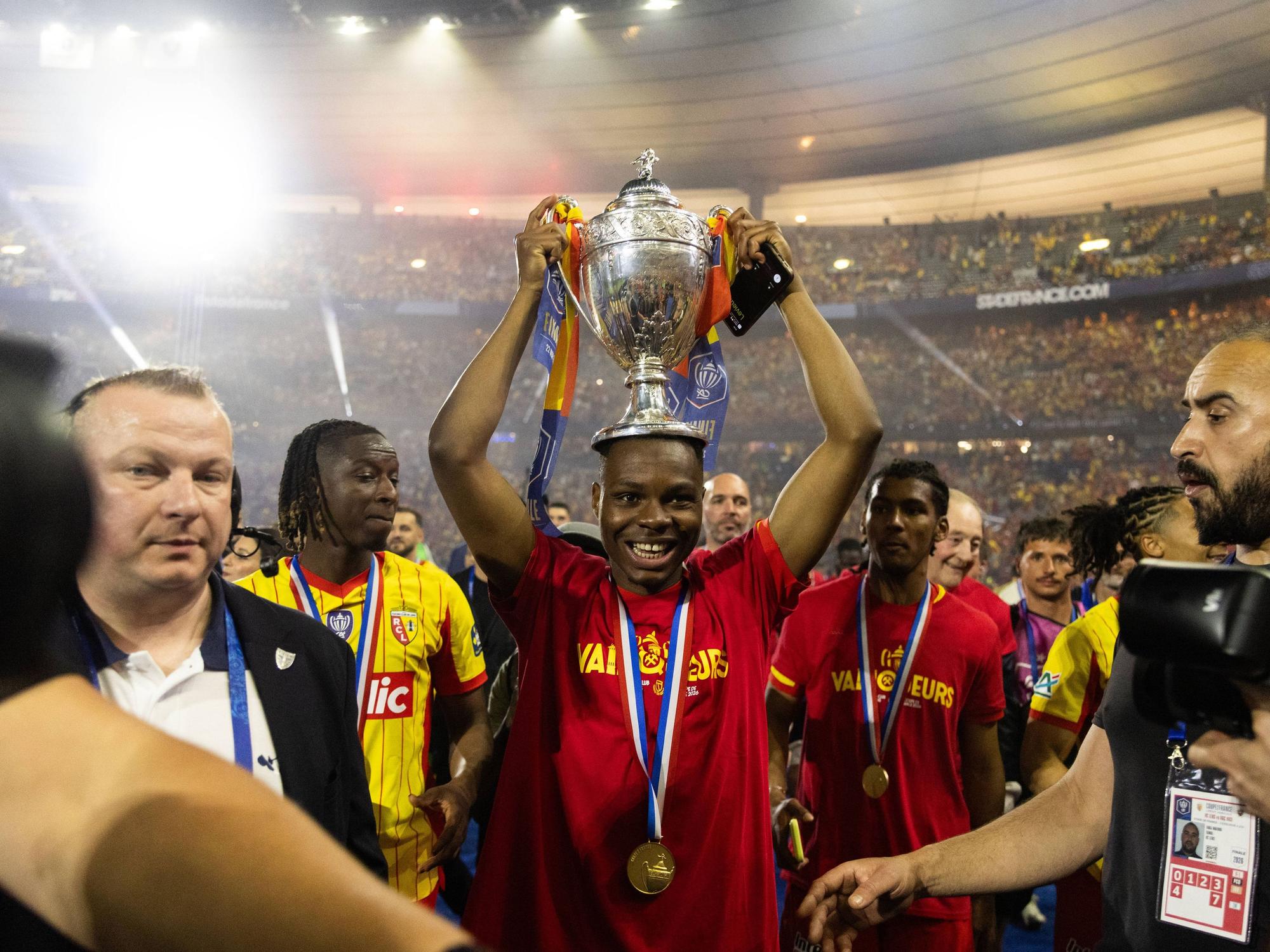 Mamadou Sangaré stemmt den Pokal in die Höhe.