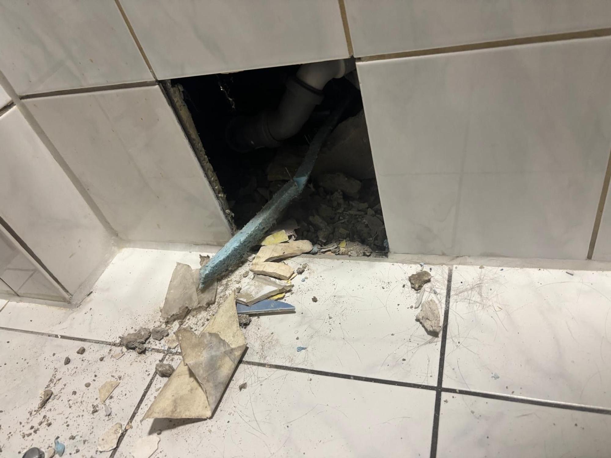 Eine Kachel einer Badewanne ist entfernt worden.