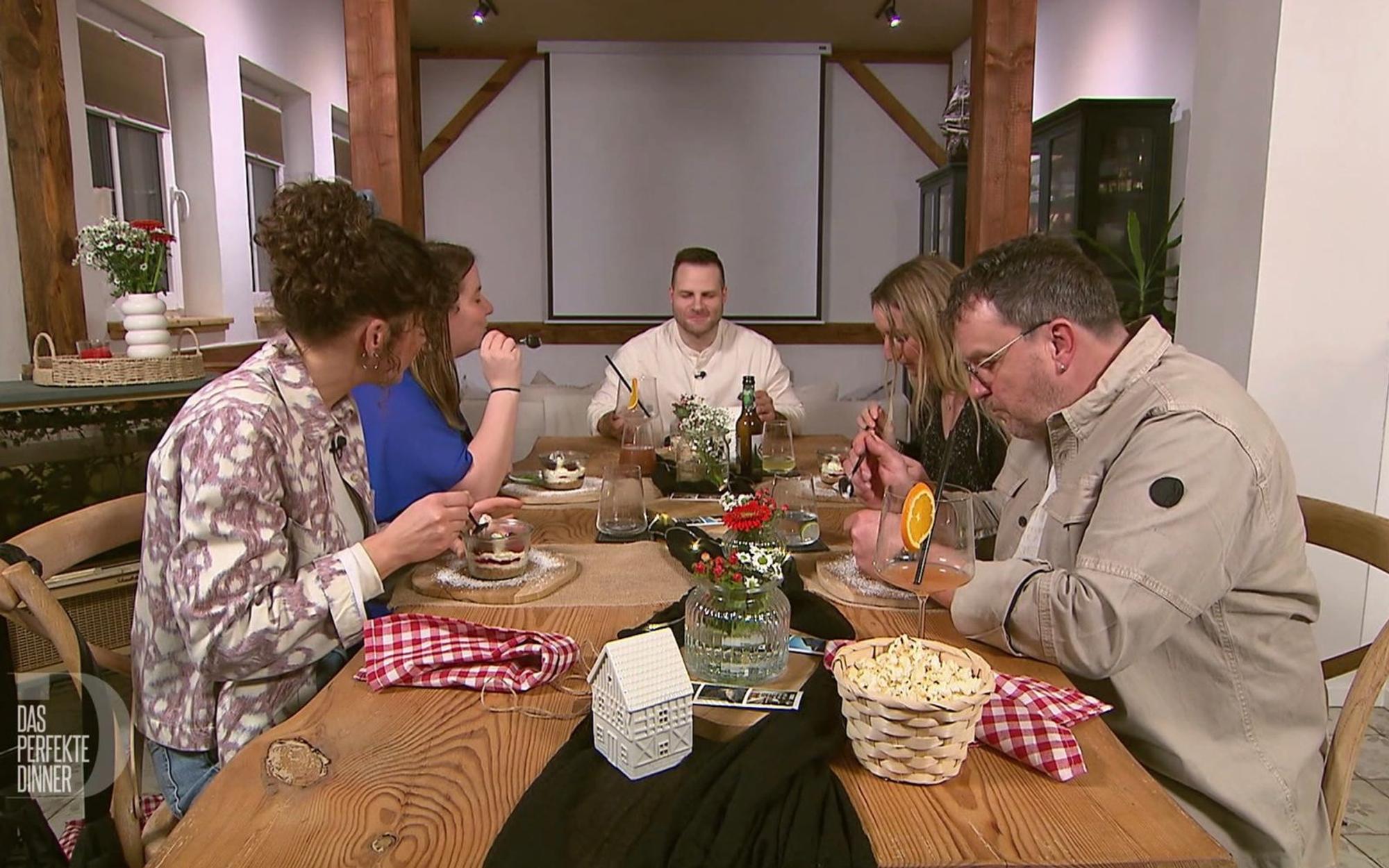 An Tag 3 trifft sich die „Dinner“-Truppe bei Kevin in Endlichhofen bei Koblenz. (Bild: RTL)