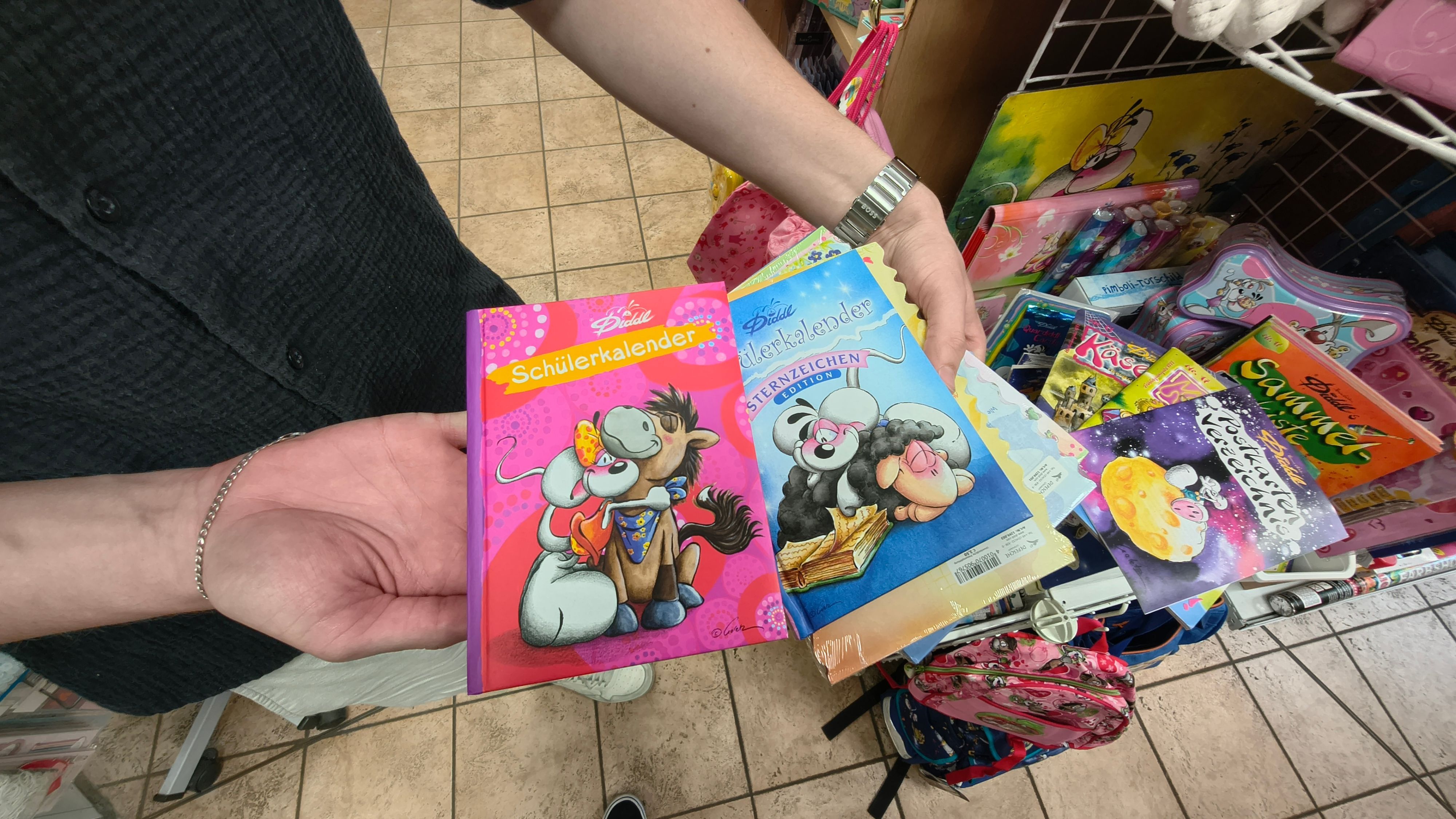 Jonas zeigt unter anderem Schülerkalender mit Sammlerwert.