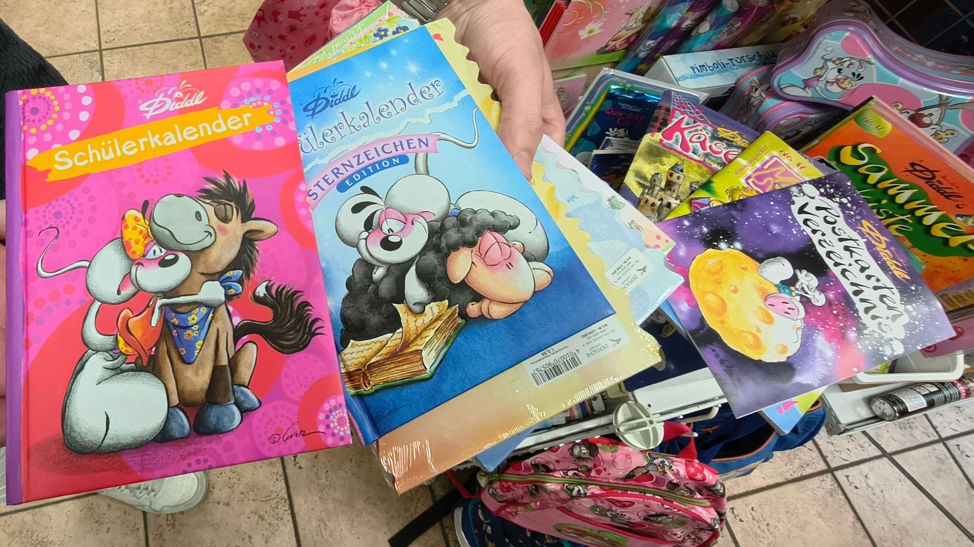 Jonas zeigt unter anderem Schülerkalender mit Sammlerwert.