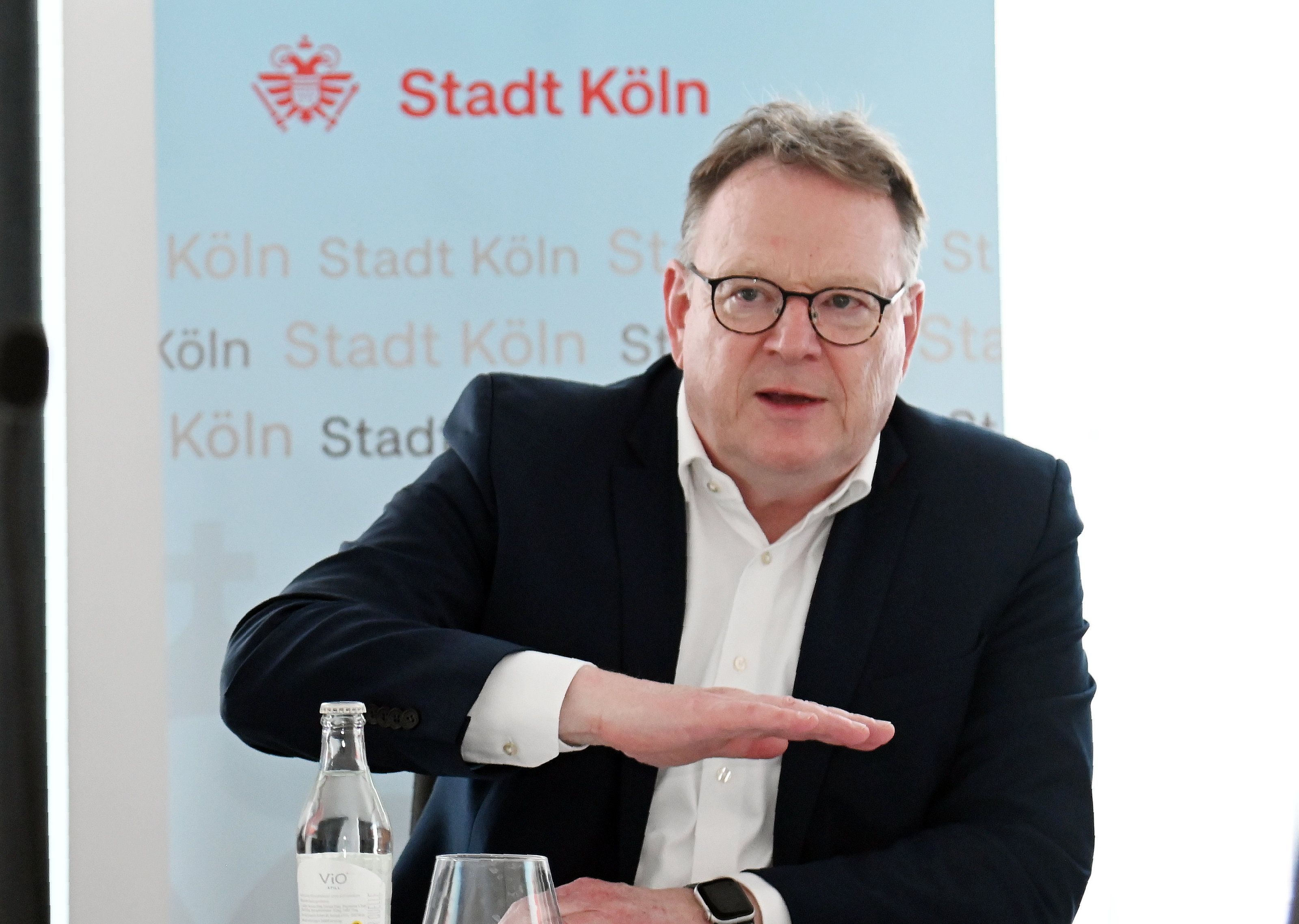 Kölns Oberbürgermeister Torsten Burmester, hier bei einer Pressekonferenz im Juni 2026, machte sich ein Bild vor Ort.