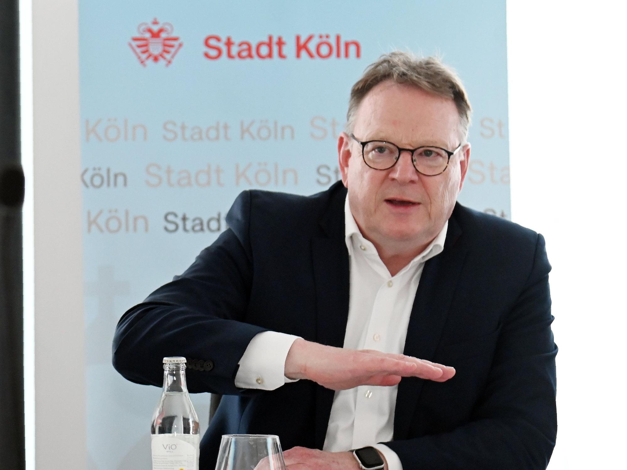 Kölns Oberbürgermeister Torsten Burmester, hier bei einer Pressekonferenz im Juni 2026, machte sich ein Bild vor Ort.