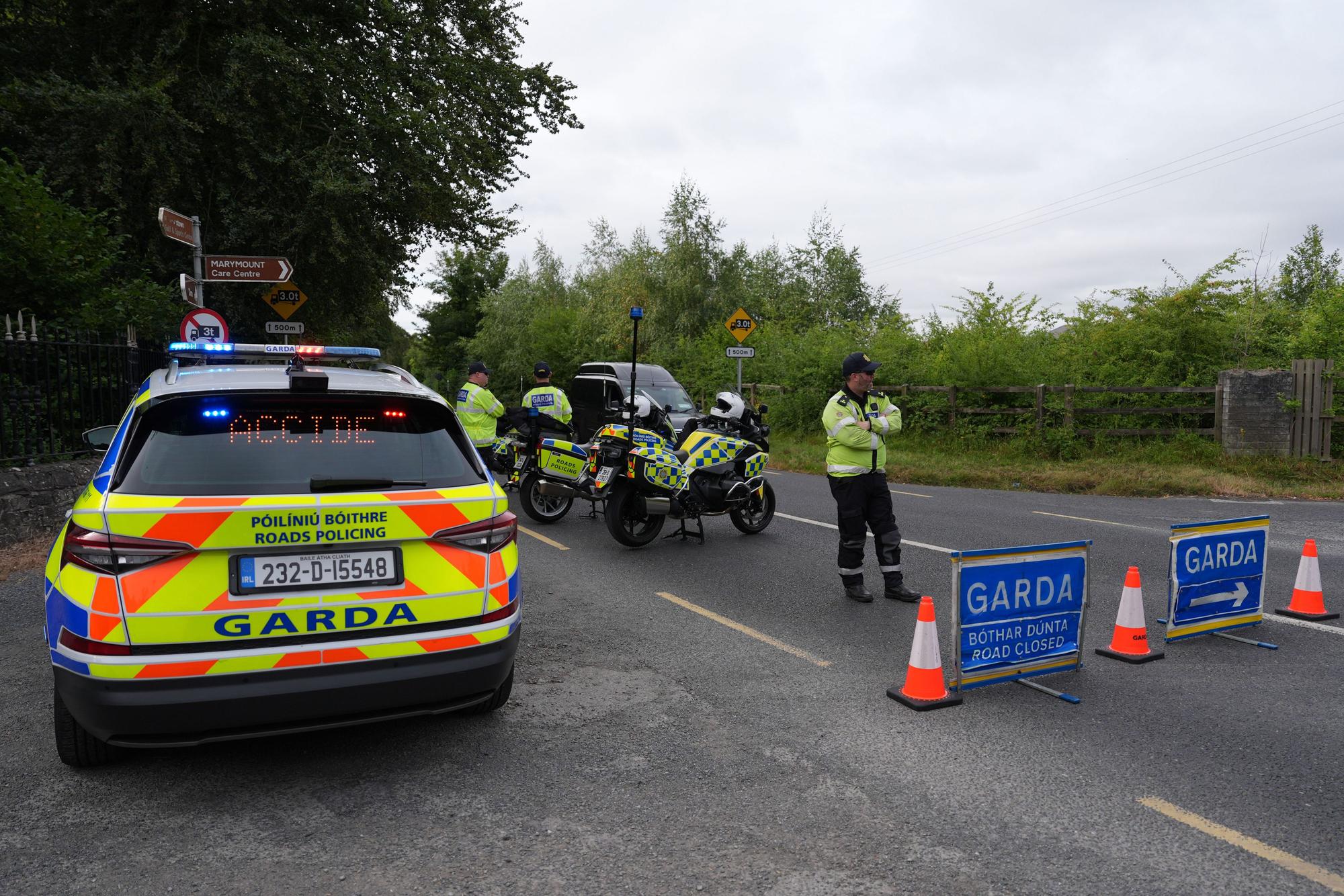29.07.2026, Irland, Dublin: Polizeibeamte stehen am Unfallort, an dem der Oscar-gekrönte irische Musiker und Aktivist Glen Hansard bei einem Motorradunfall auf der Lower Road in Strawberry Beds, Lucan, ums Leben gekommen ist.