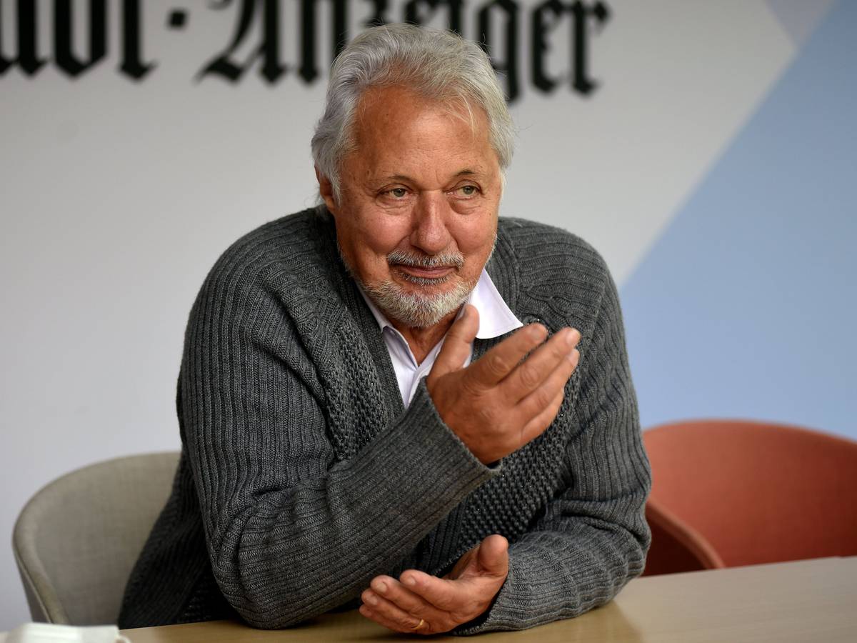 Konrad Beikircher, hier bei einem Interview 2021 im Neven DuMont Haus, ist tot.