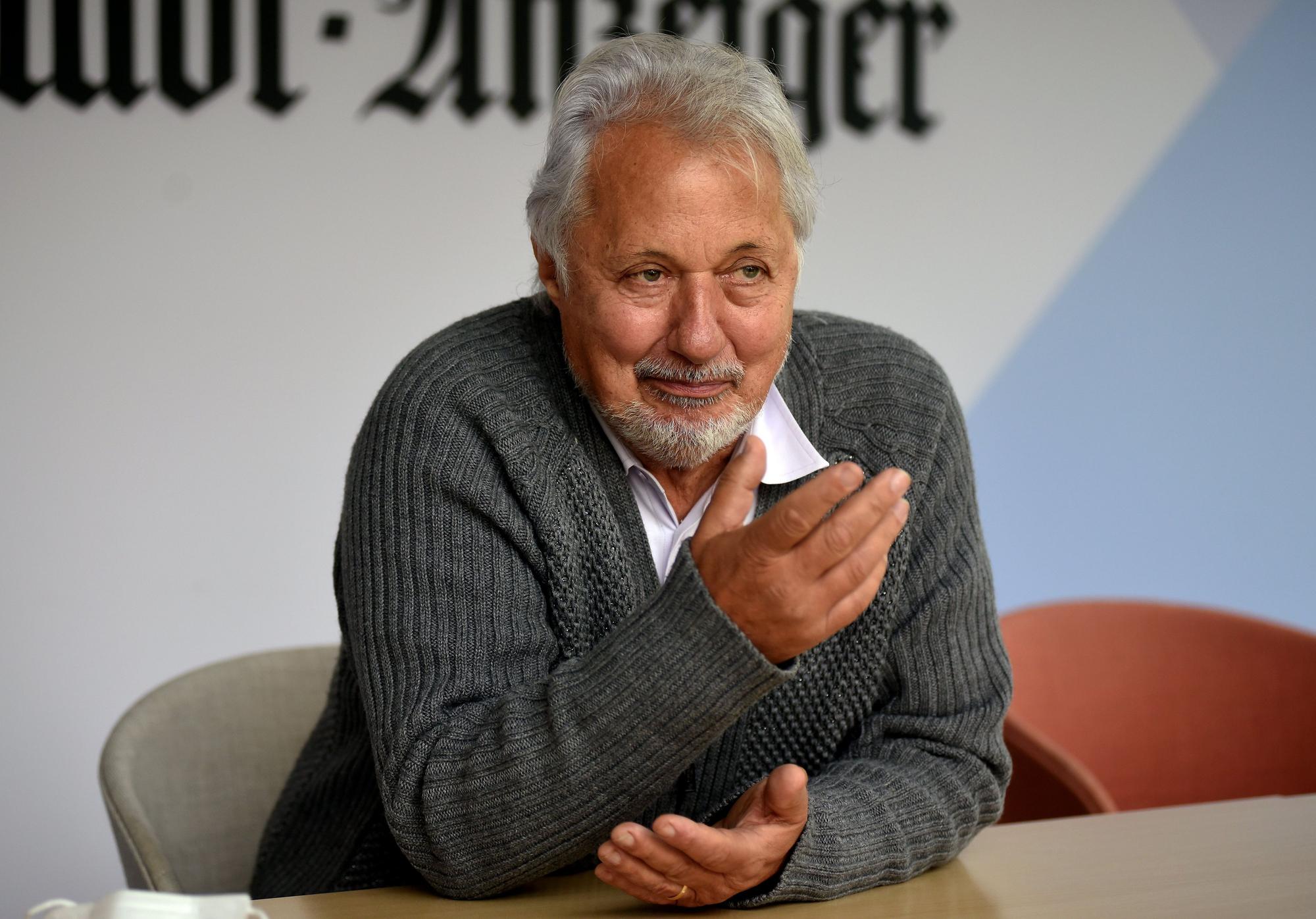 Konrad Beikircher, hier bei einem Interview 2021 im Neven DuMont Haus, ist tot.