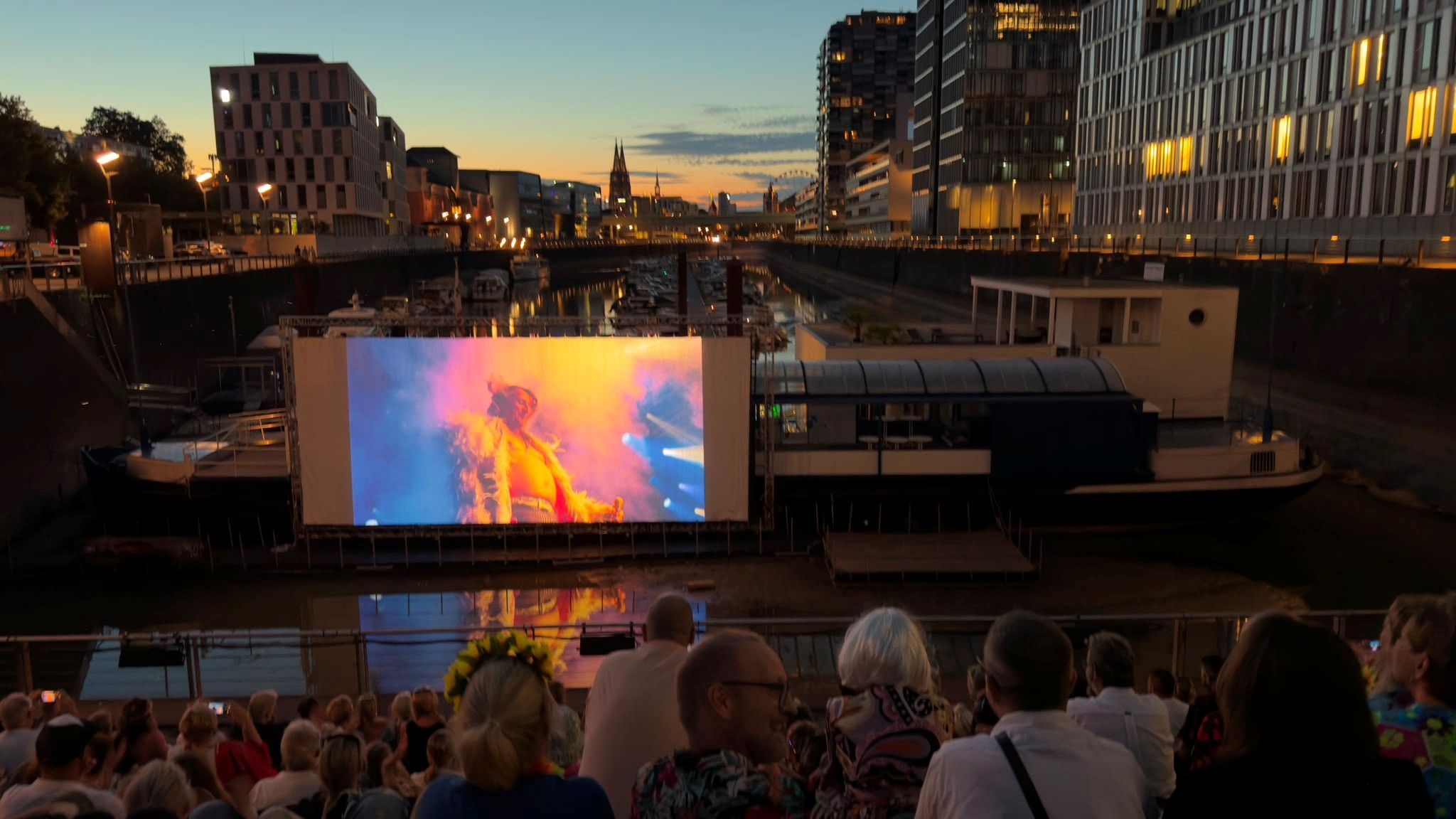Blick ins Open-Air-Kino im Rheinauhafen.