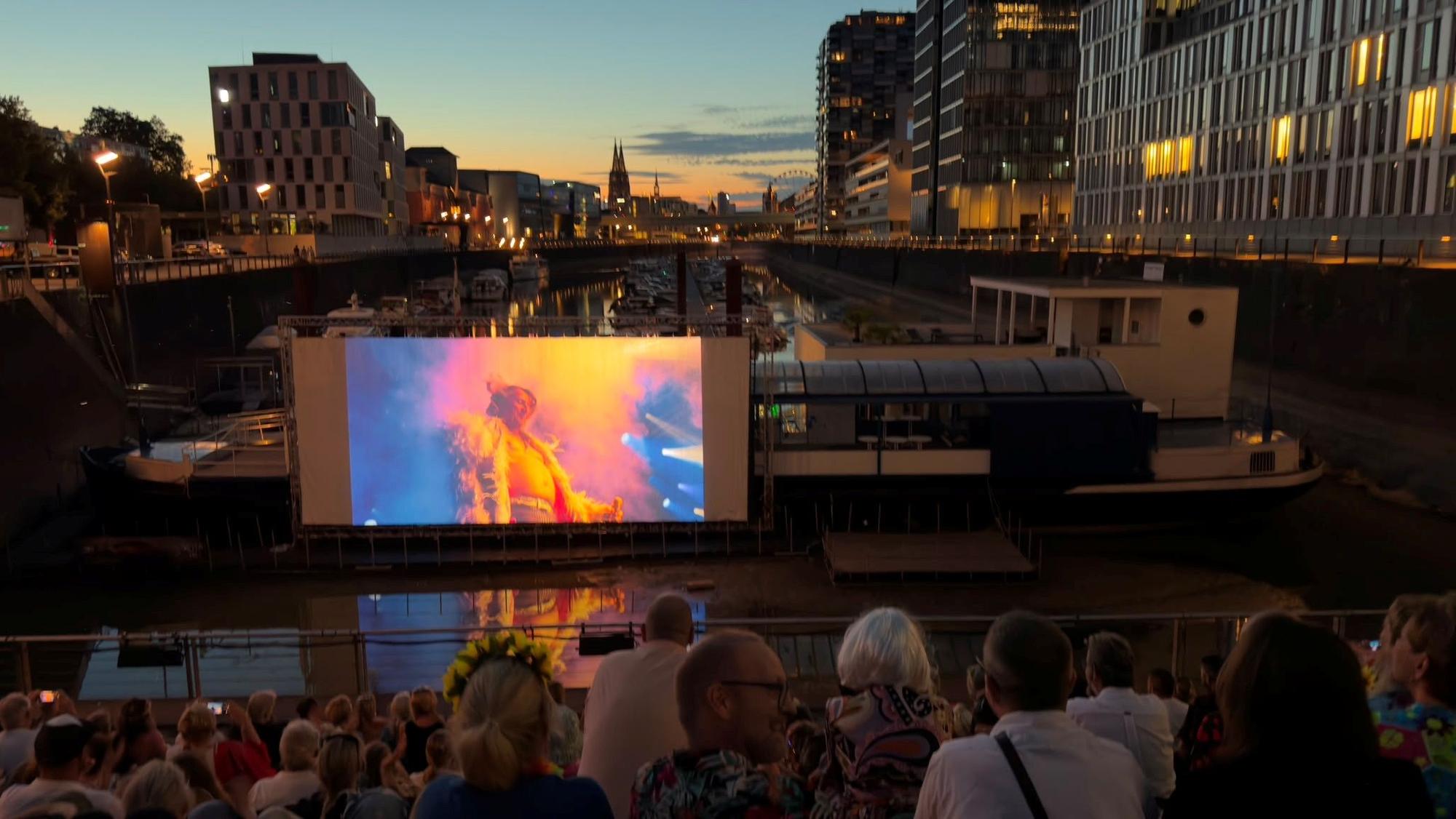 Blick ins Open-Air-Kino im Rheinauhafen.