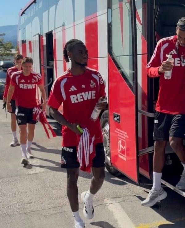 Gideon Mensah am Mittwoch (29. Juli 2026) vor dem Training des 1. FC Köln im Trainingslager am Mannschaftsbus.