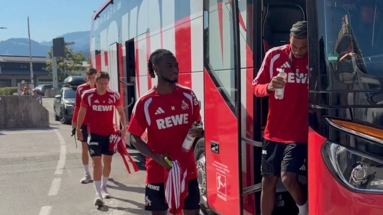Gideon Mensah am Mittwoch (29. Juli 2026) vor dem Training des 1. FC Köln im Trainingslager am Mannschaftsbus.