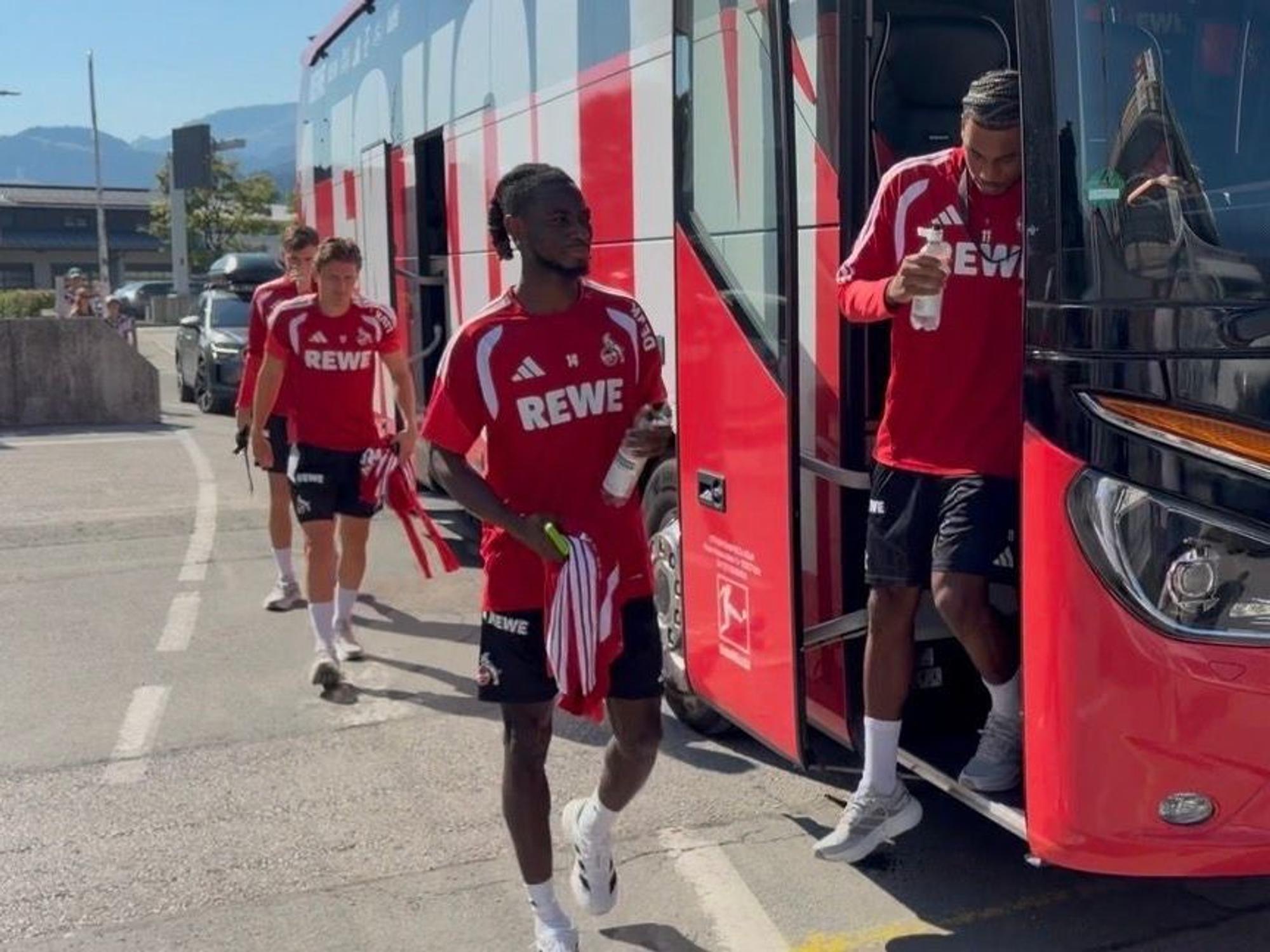 Gideon Mensah am Mittwoch (29. Juli 2026) vor dem Training des 1. FC Köln im Trainingslager am Mannschaftsbus.