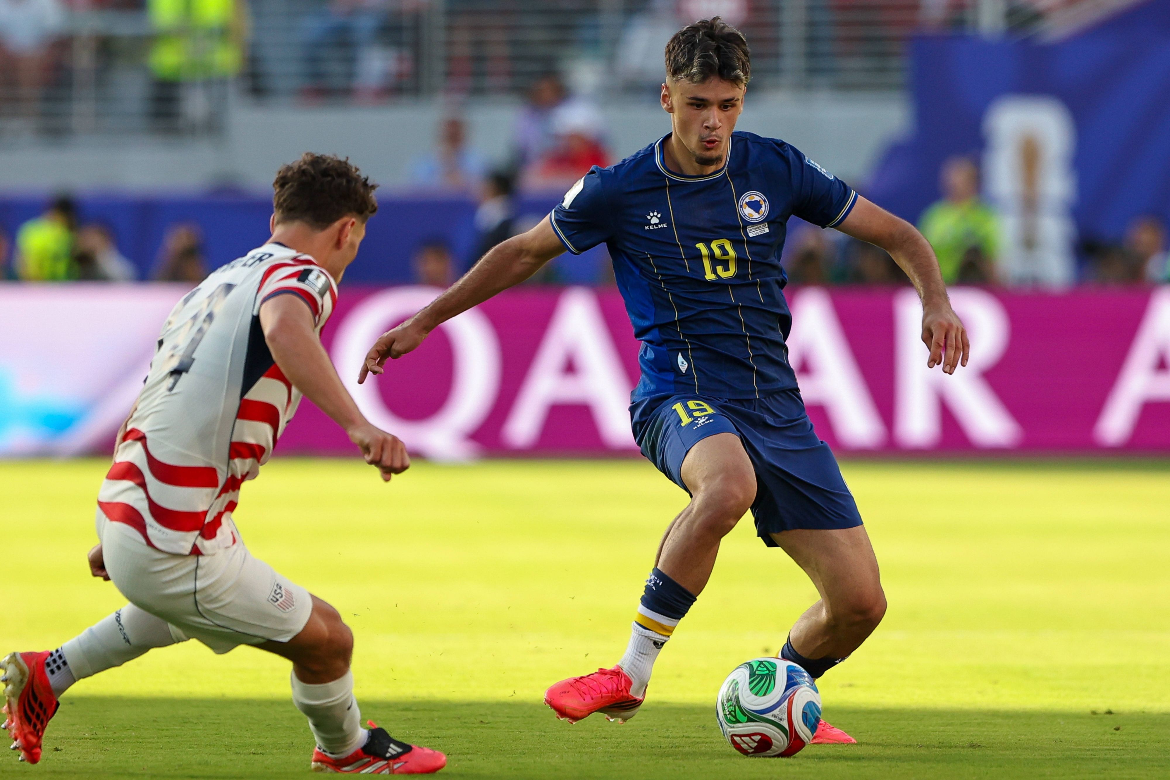 Kerim Alajbegovic (r.) mit Ball in Aktion.