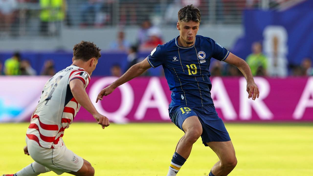 Kerim Alajbegovic (r.) mit Ball in Aktion.