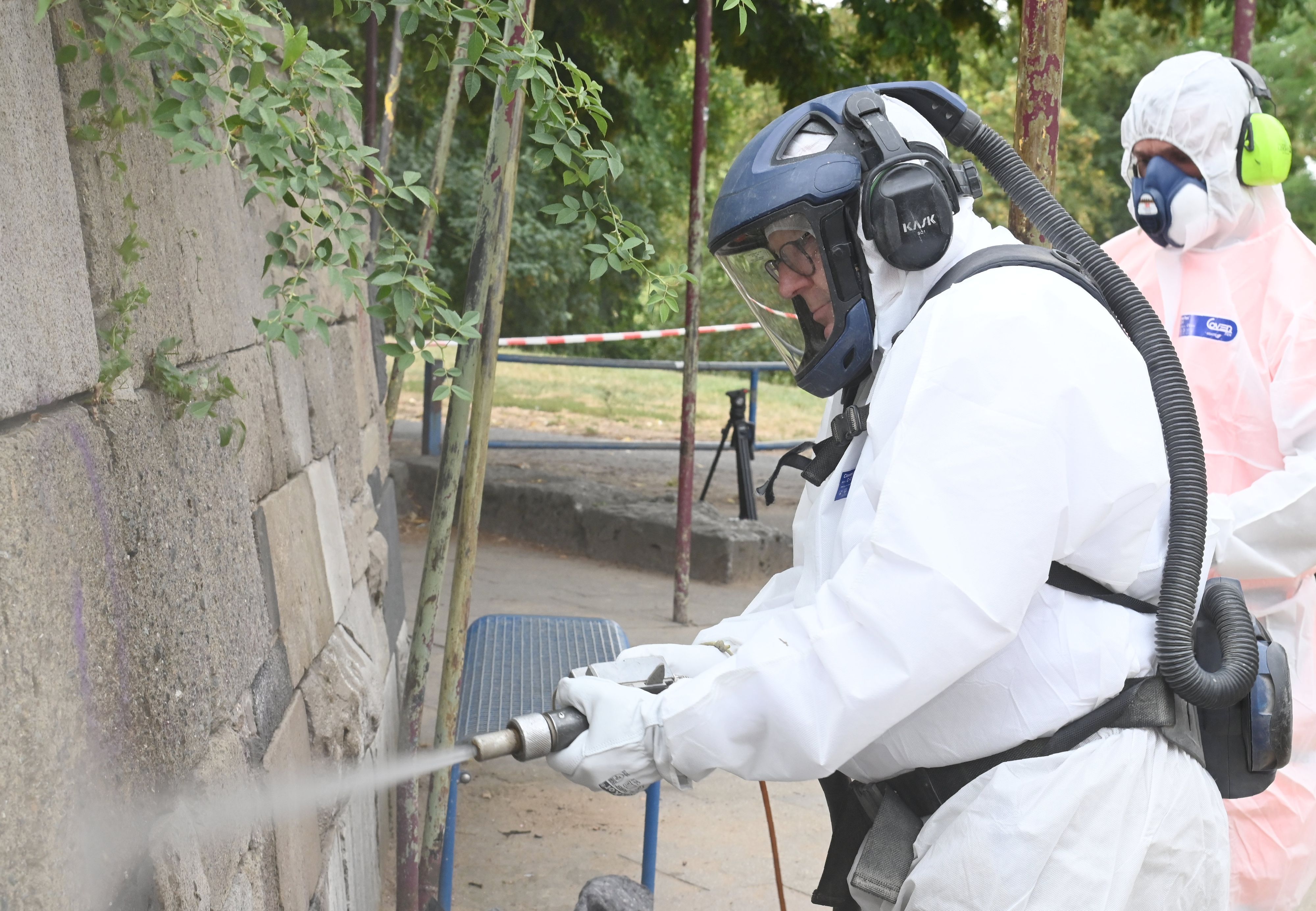 Oberbürgermeister Torsten Burmester bei einer Reinigungsaktion der Kölner Anti Spray Aktion (KASA) am Kinderspielplatz am Aachener Weiher/Hiroshima-Nagasaki-Park.